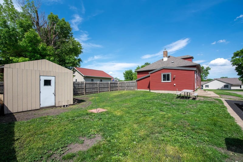 908 3rd St SW, Waseca, MN 56093