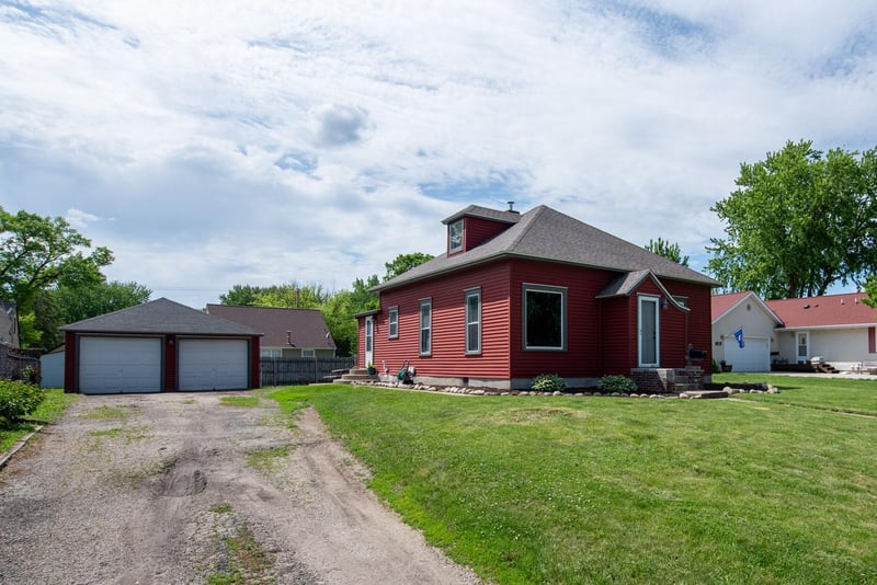 908 3rd St SW, Waseca, MN 56093