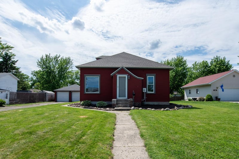 908 3rd St SW, Waseca, MN 56093