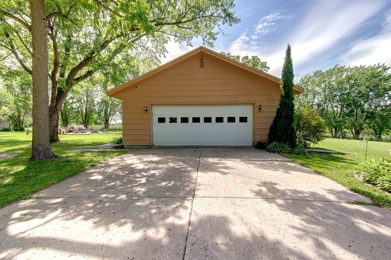 10760 100th St W, Montgomery, MN 56069