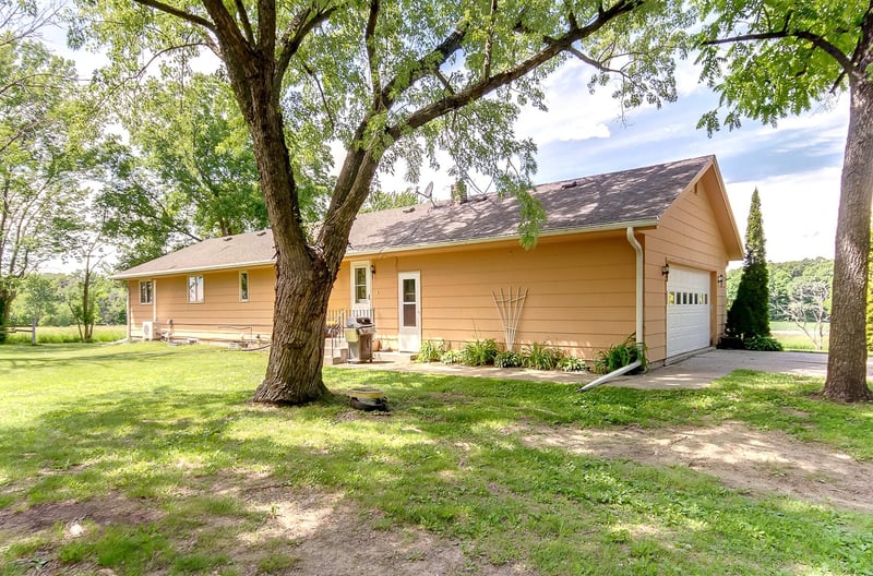 10760 100th St W, Montgomery, MN 56069