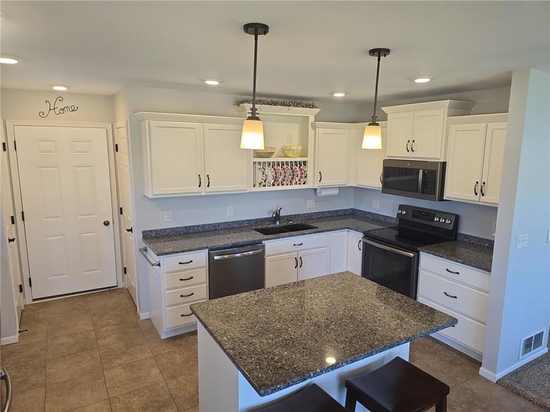 698 Westland Ln, New London, MN 56273