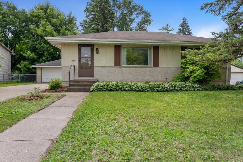 1292 County Road B W, Roseville, MN 55113
