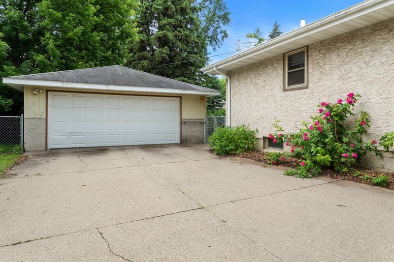 1292 County Road B W, Roseville, MN 55113