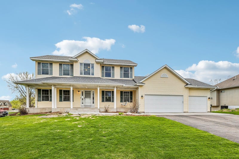 2608 Sandterra Cir, White Bear Twp, MN 55110