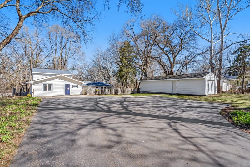 1812 Oakview Ln N, Plymouth, MN 55441