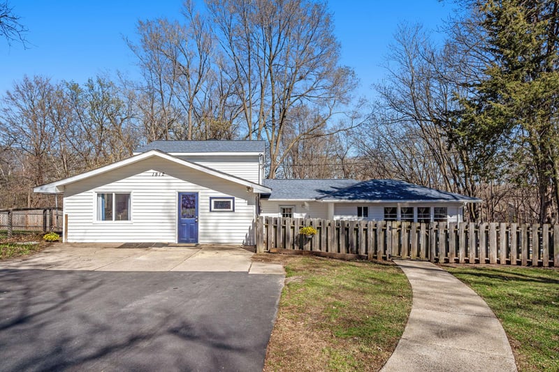 1812 Oakview Ln N, Plymouth, MN 55441