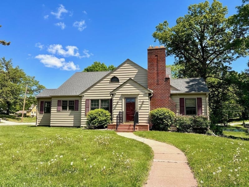 26 Birch St NE, New London, MN 56273