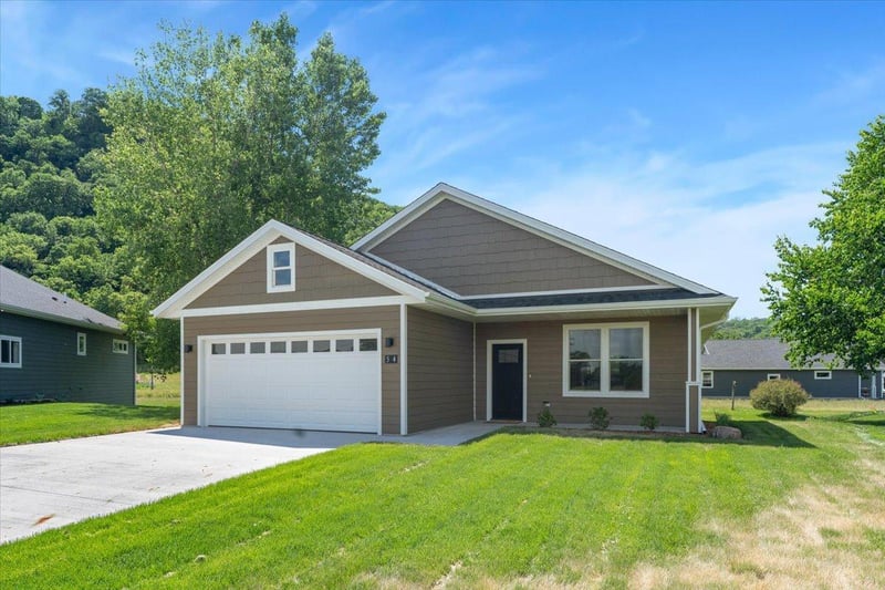 524 Cottonwood Cir, Lake City, MN 55041