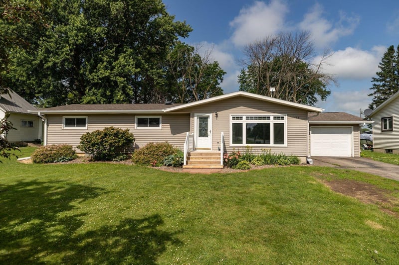 409 3rd St NE, Grand Meadow, MN 55936