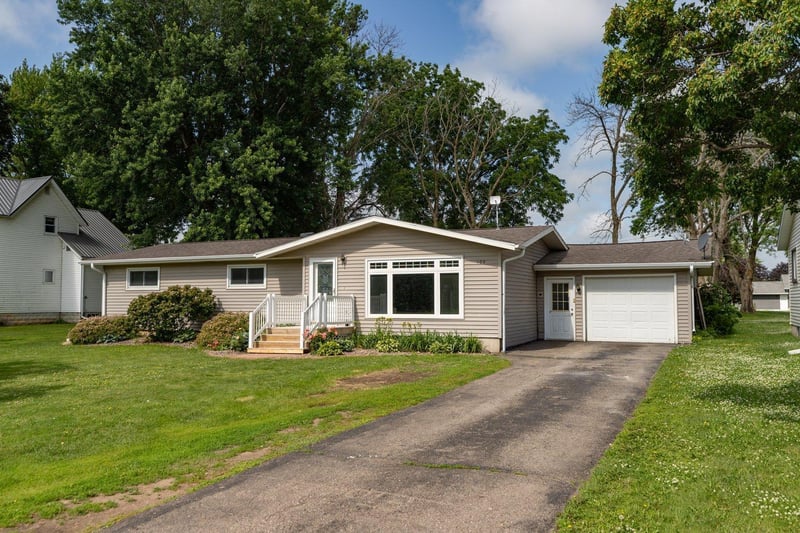 409 3rd St NE, Grand Meadow, MN 55936