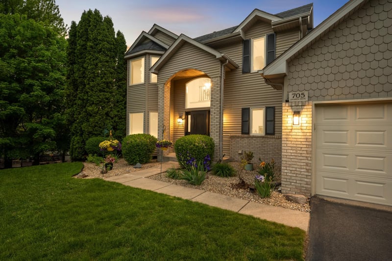 705 Granite Dr, Eagan, MN 55123