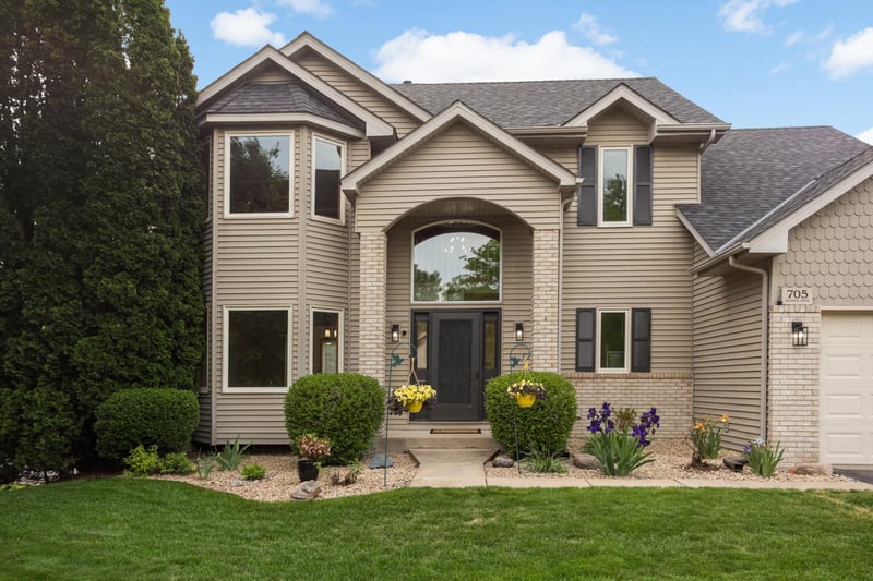 705 Granite Dr, Eagan, MN 55123