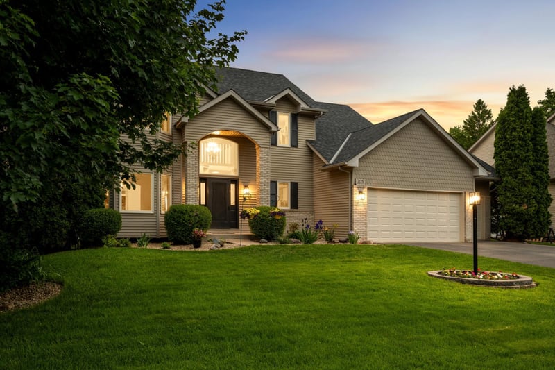705 Granite Dr, Eagan, MN 55123