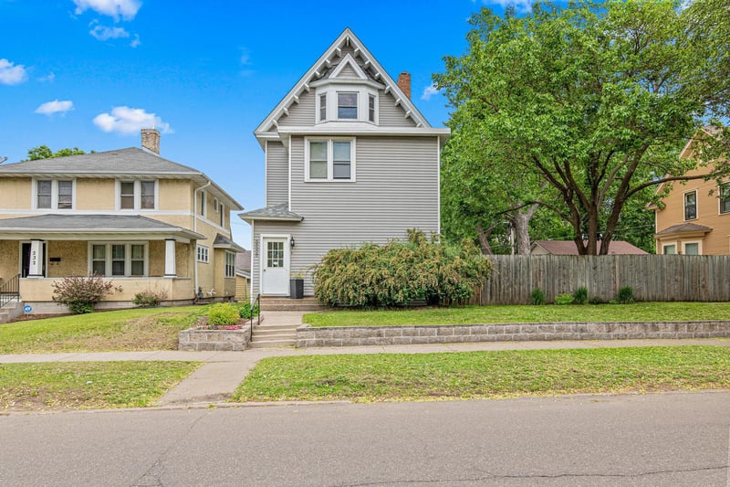 228 Victoria St N, Saint Paul, MN 55104