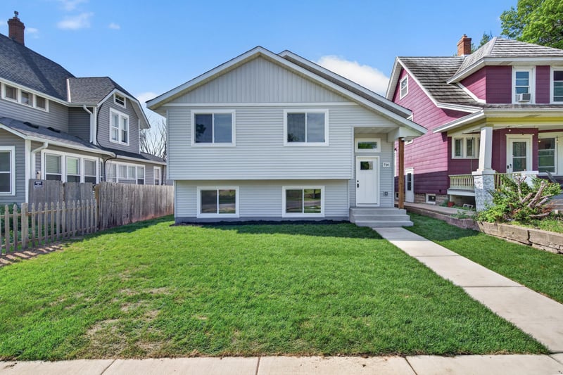 714 E Hawthorne Ave E, Saint Paul, MN 55106