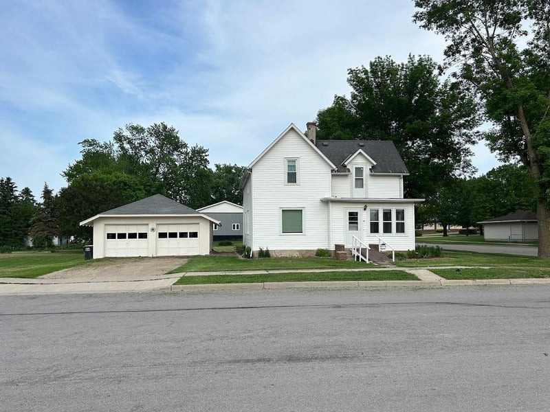 10 Park St N, Fairfax, MN 55332