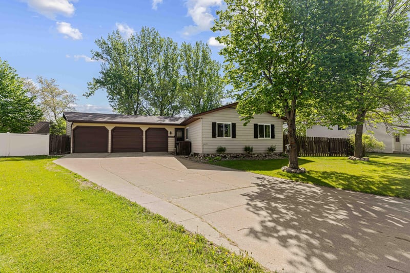 2954 Heatherwood Cir S, Moorhead, MN 56560