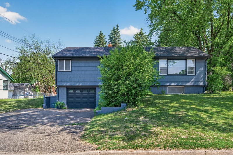 765 Rose Pl, Roseville, MN 55113