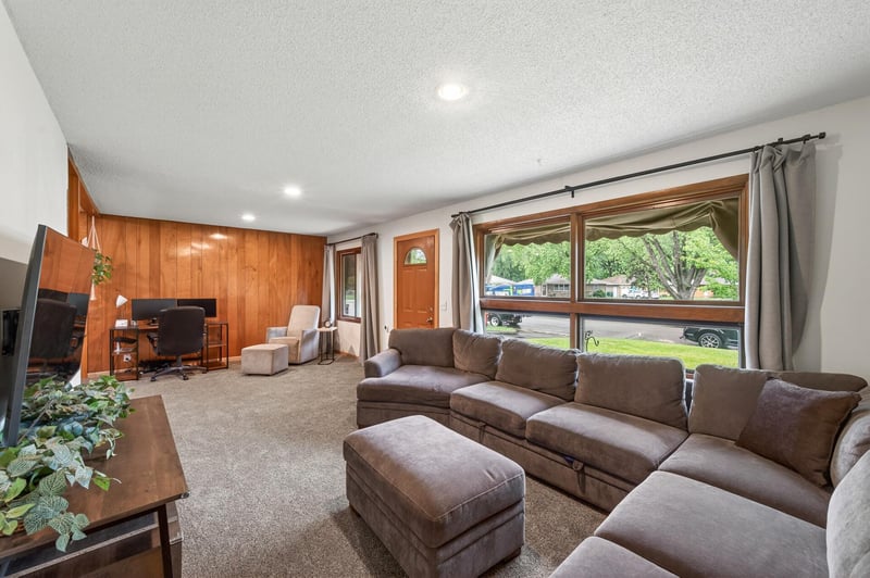 6102 Hampshire Ave N, Crystal, MN 55428