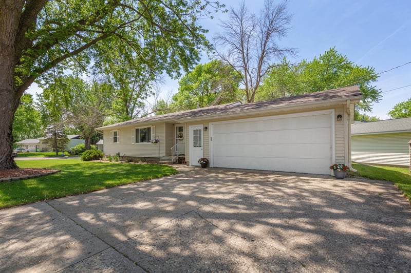 349 Woodland Dr, Owatonna, MN 55060