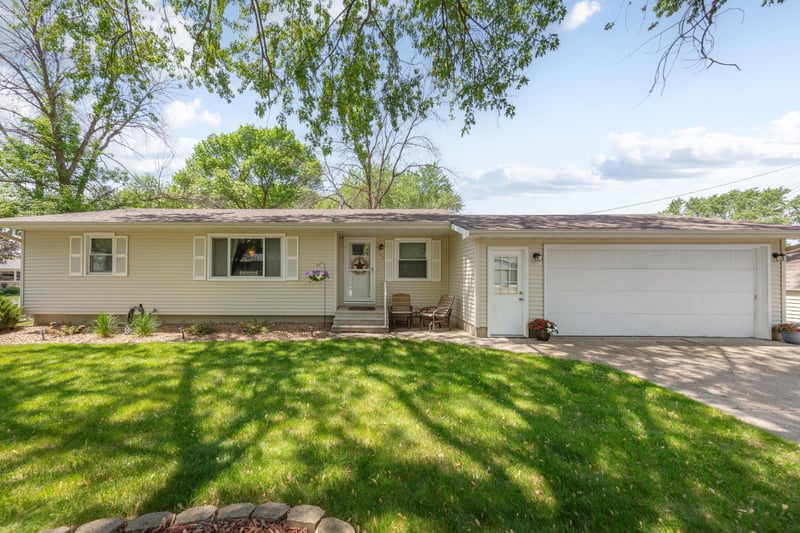 349 Woodland Dr, Owatonna, MN 55060