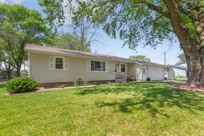 349 Woodland Dr, Owatonna, MN 55060
