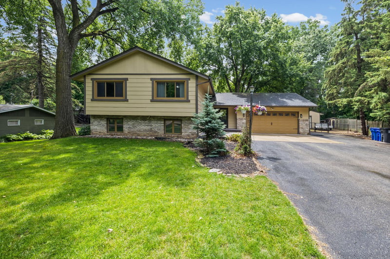 2194 Snowshoe Ln E, Saint Paul, MN 55119