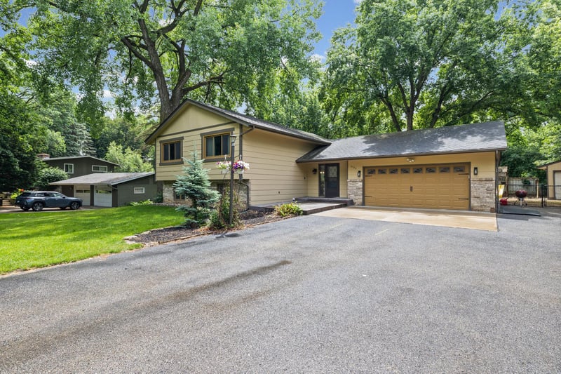 2194 Snowshoe Ln E, Saint Paul, MN 55119