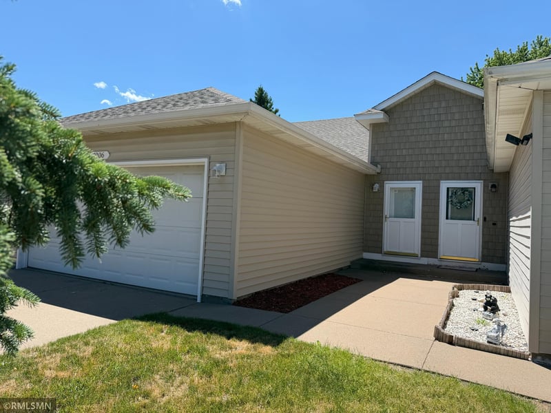1906 Tuenge Dr, Stillwater, MN 55082