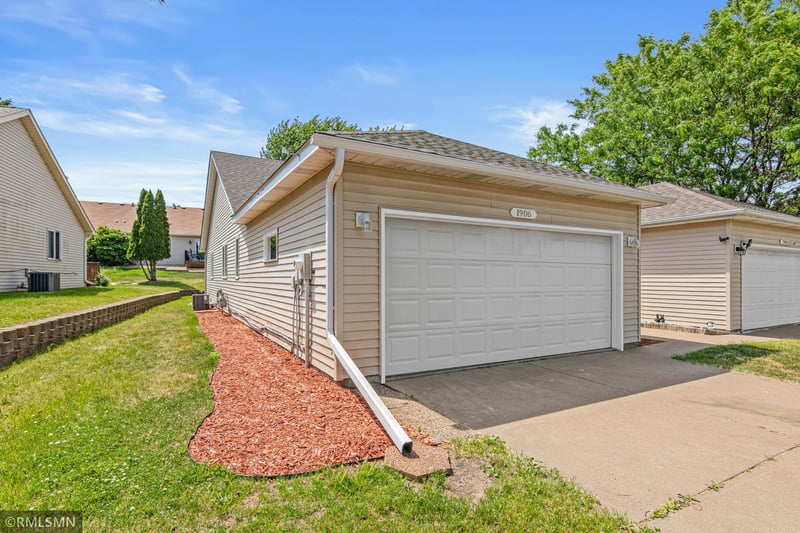 1906 Tuenge Dr, Stillwater, MN 55082