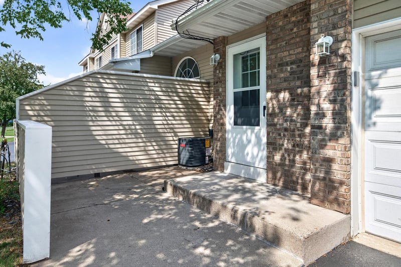 1133 Pecks Woods Dr, New Brighton, MN 55112