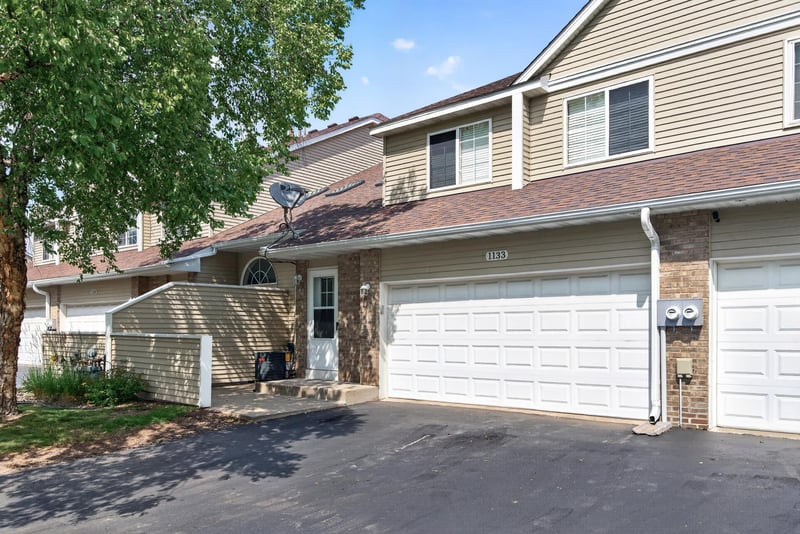 1133 Pecks Woods Dr, New Brighton, MN 55112