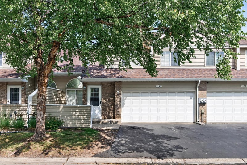 1133 Pecks Woods Dr, New Brighton, MN 55112