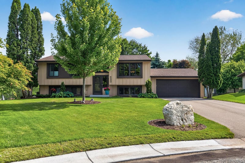 4500 Ranchview Ln N, Plymouth, MN 55446