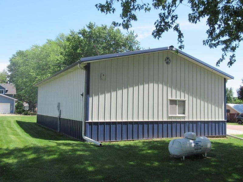 129 S Summit Ave, Hills, MN 56138