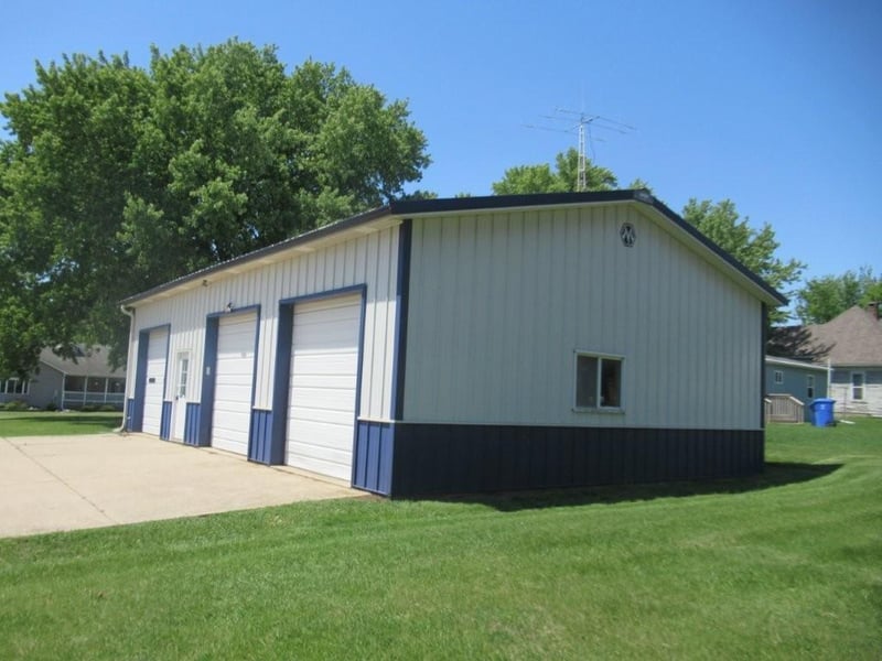 129 S Summit Ave, Hills, MN 56138