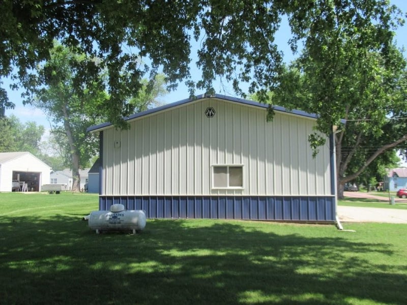 129 S Summit Ave, Hills, MN 56138