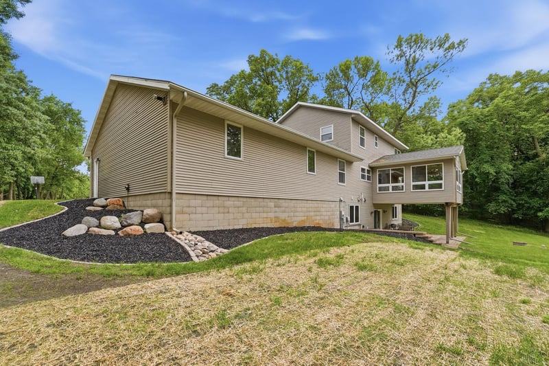 8746 Riverwood Cir N, New London, MN 56273