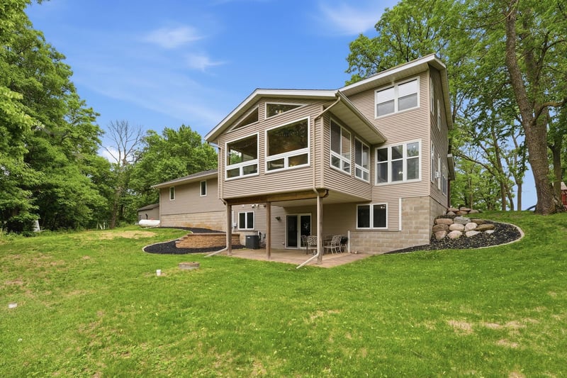 8746 Riverwood Cir N, New London, MN 56273