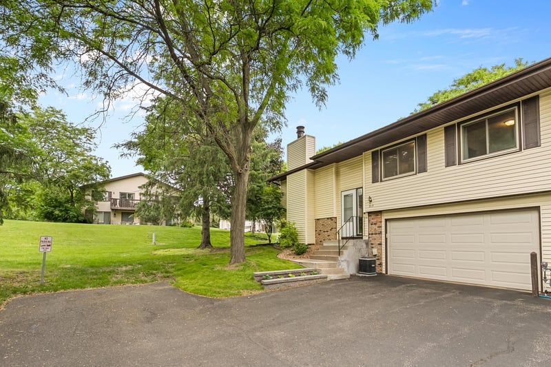 919 Greenhaven Dr, Vadnais Heights, MN 55127