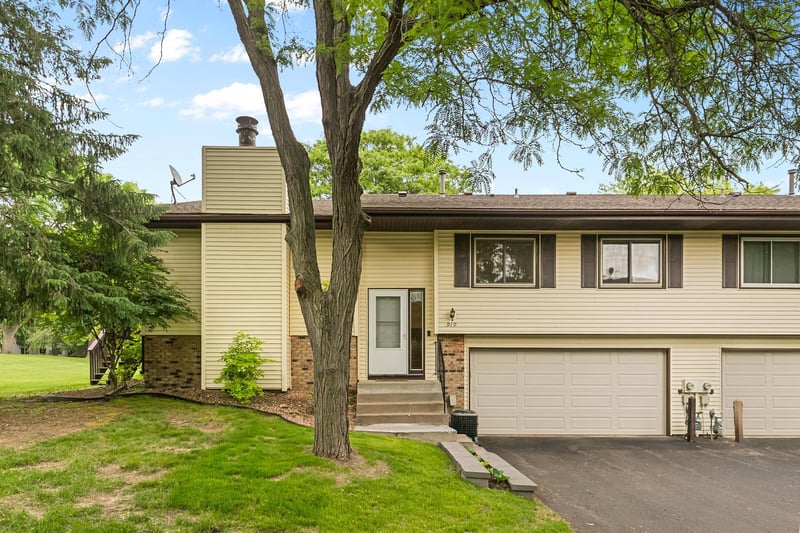 919 Greenhaven Dr, Vadnais Heights, MN 55127