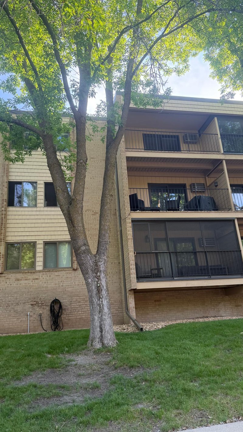 5627 Green Circle Dr #219, Hopkins, MN 55343