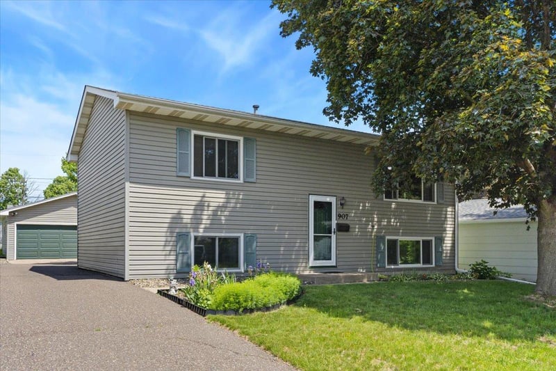 907 California Ave W, Saint Paul, MN 55117