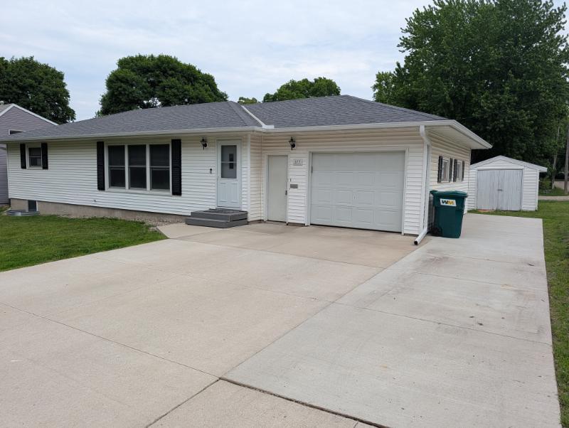 377 1st St SW, Wells, MN 56097