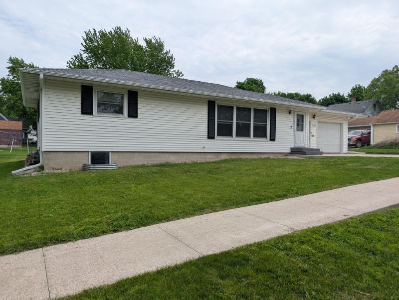377 1st St SW, Wells, MN 56097