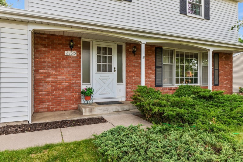 2195 Burr St N, Maplewood, MN 55117