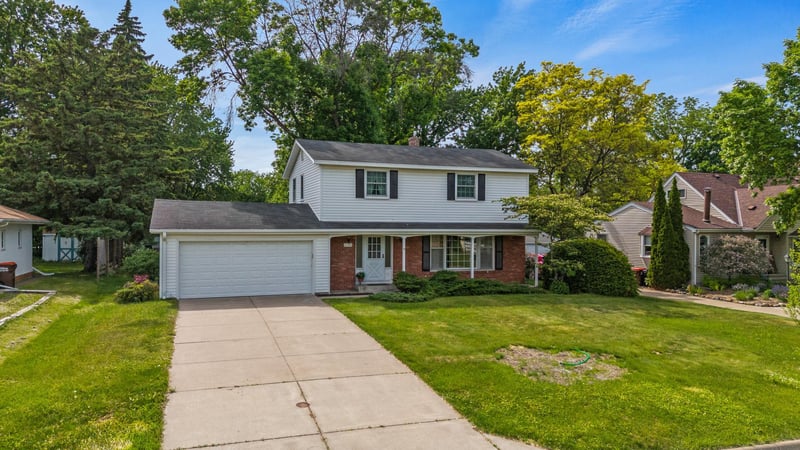 2195 Burr St N, Maplewood, MN 55117