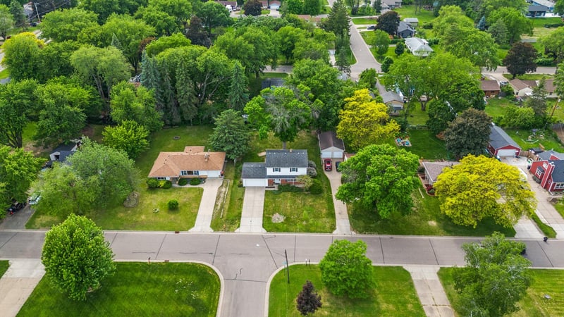 2195 Burr St N, Maplewood, MN 55117