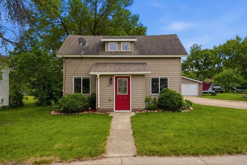 114 E Oak St, Osakis, MN 56360